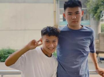 看起來(lái)很gay